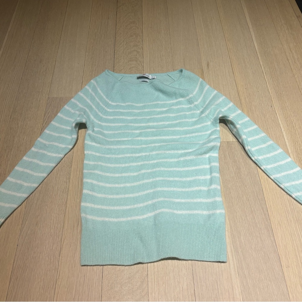 Vineyard vines CASHMERE never before worn sweater. WILLING TO LOWER PRICE